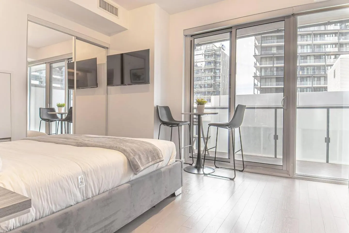 Vip Spacious 1 Plus Den At Heart Of Toronto - 231 Fort York Blvd - Free Parking Canada