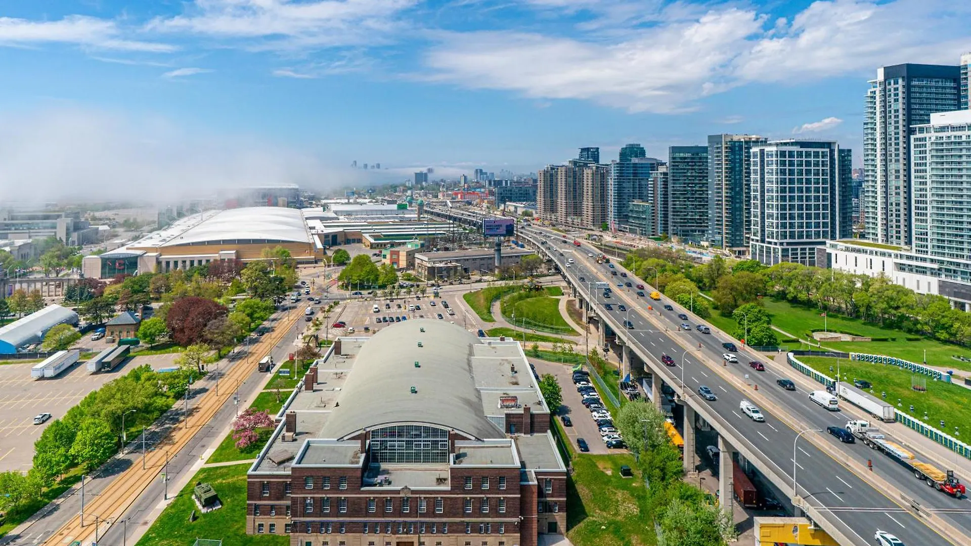 Vip Spacious 1 Plus Den At Heart Of Toronto - 231 Fort York Blvd - Free Parking